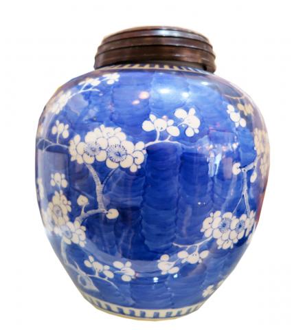 white and blue Chinese vase